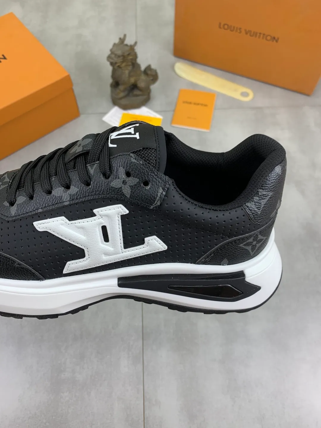 Men's shoes 💰P460 💰 [New model] 🆘 The latest model from LV official website 🎁 Casual and fashionable men's shoes 👟 Hot style 💥 Simple and elegant style, exclusive for trendy men. Unique latest brand elements from the official website 👑 Original decoration, fashionable and generous, the fabric is made of original calfskin ➕ Comfortable and breathable mesh lining ➕ Pigskin lining ✅The official website specifies wear-resistant casual outsole, the classic model is taken in real life🎬Color: 3️⃣colors available😍Number of codes: 38-44 (45 46 customized)
